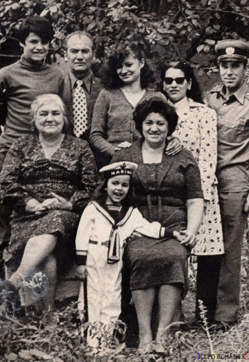 Familie Extinsa cu Copil Îmbrăcat în Marinar - Anii '80