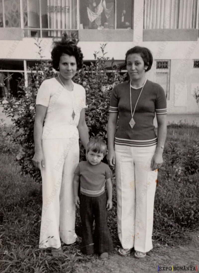 Femei și Copil la Plimbare Prin Oraș - Anii '80