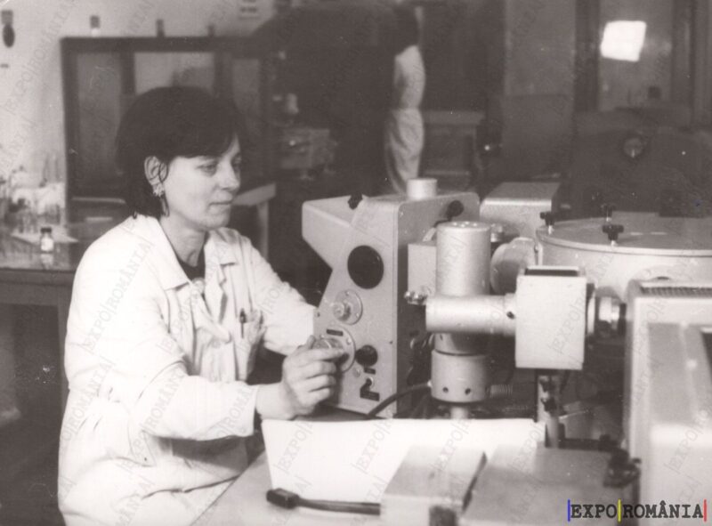 Laboranta în Laborator - Anii '80