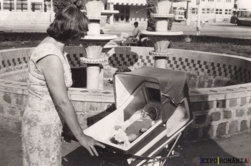 Mama și Copilul la Plimbare cu Căruțul - Anii '80