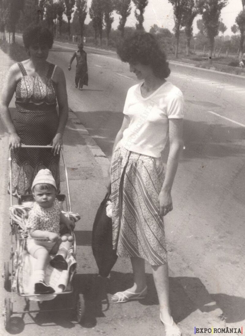 Plimbare cu Copilul în Cărucior - Anii '80