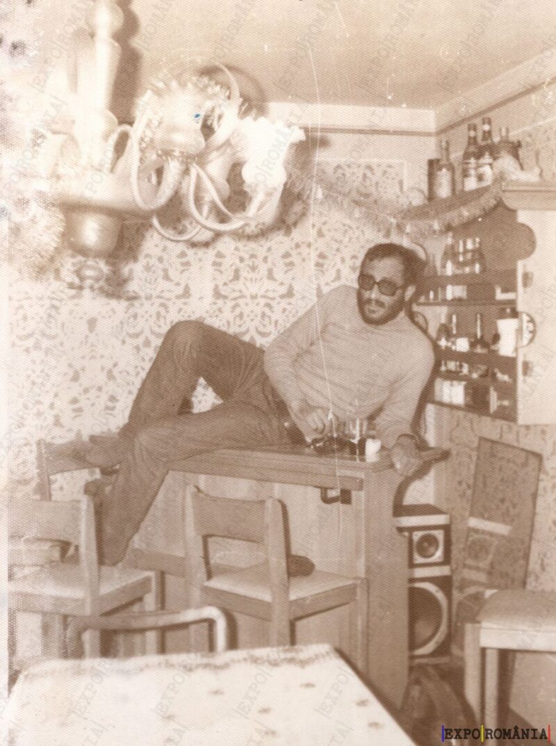 Portret Bărbat Acasă Sufragerie cu Bar - Anii '80