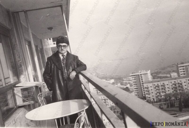 Portret Bărbat pe Balcon - Anii '80