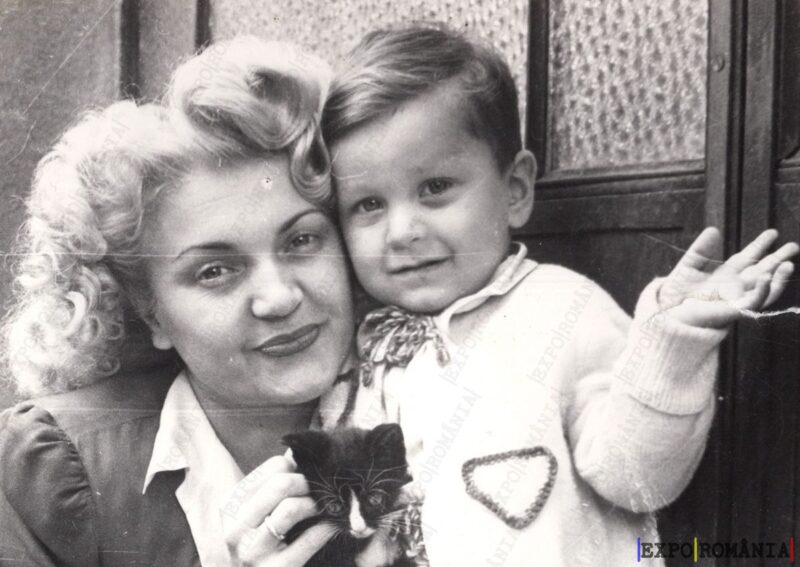 Portret Mama Copilul și Pisica - Anii '80